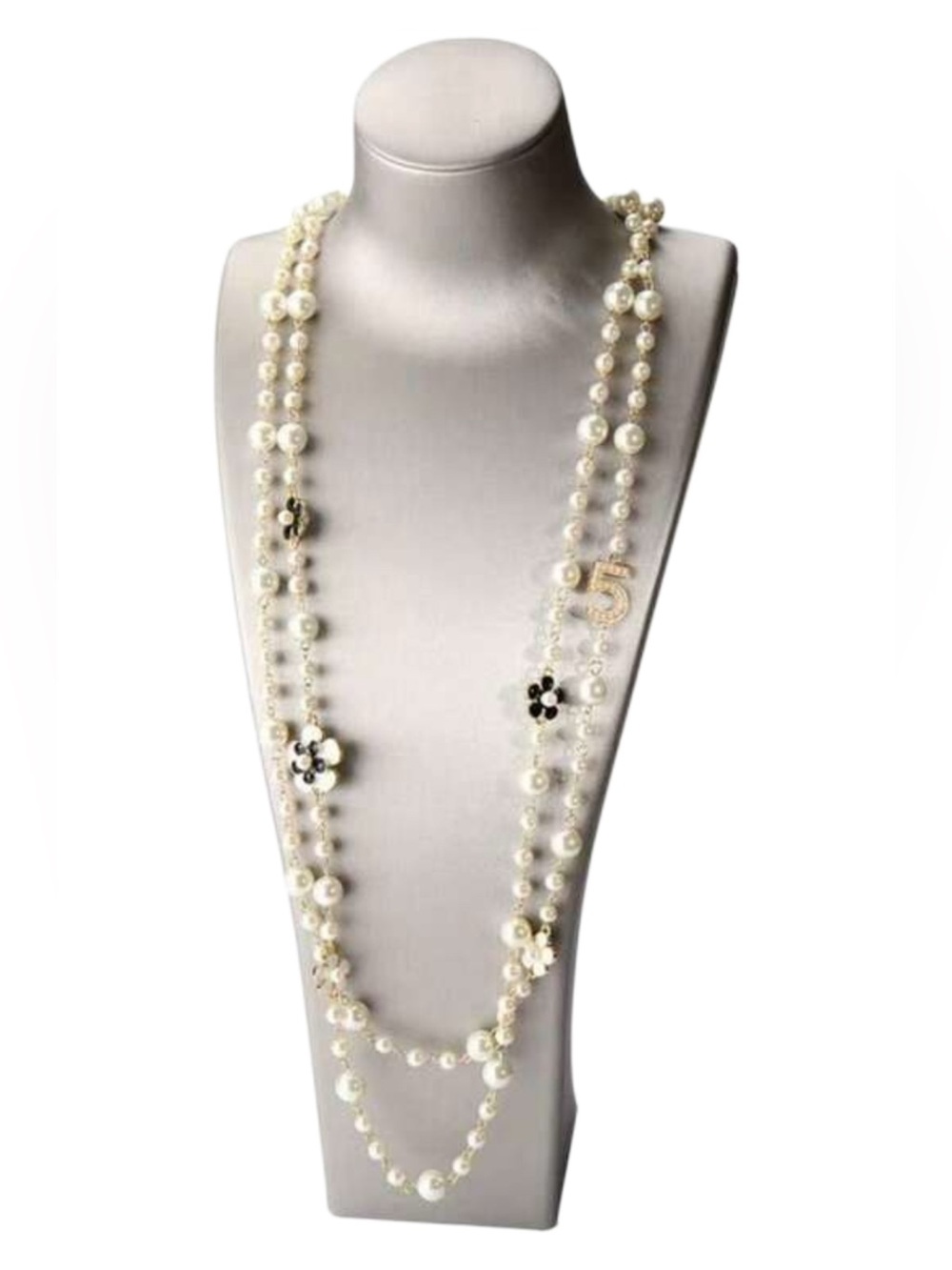Women's Luxurious Pearl Necklace